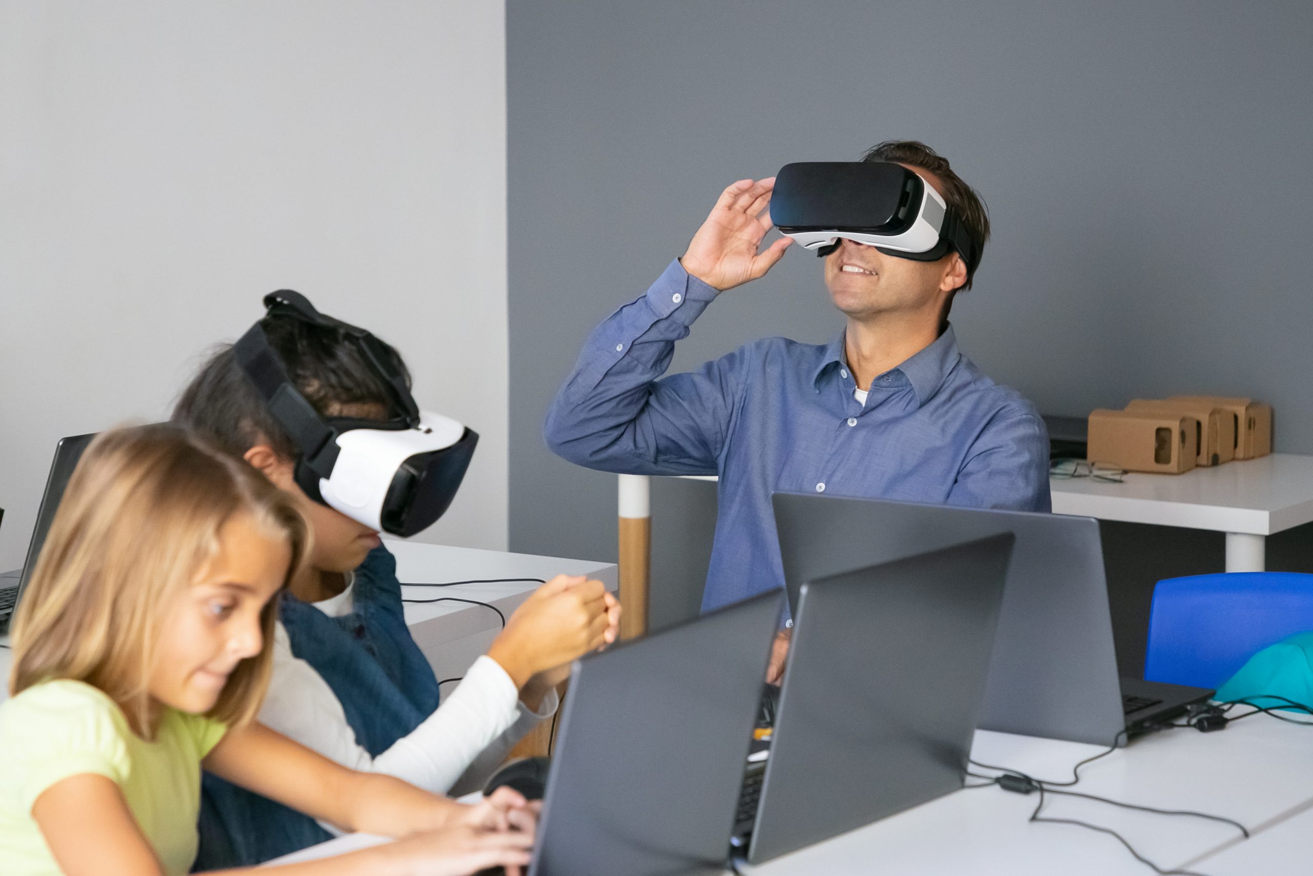 You are currently viewing Lernen, das bewegt: Warum Emotionen für erfolgreiches Lernen entscheidend sind – und wie Virtual Reality dabei helfen kann